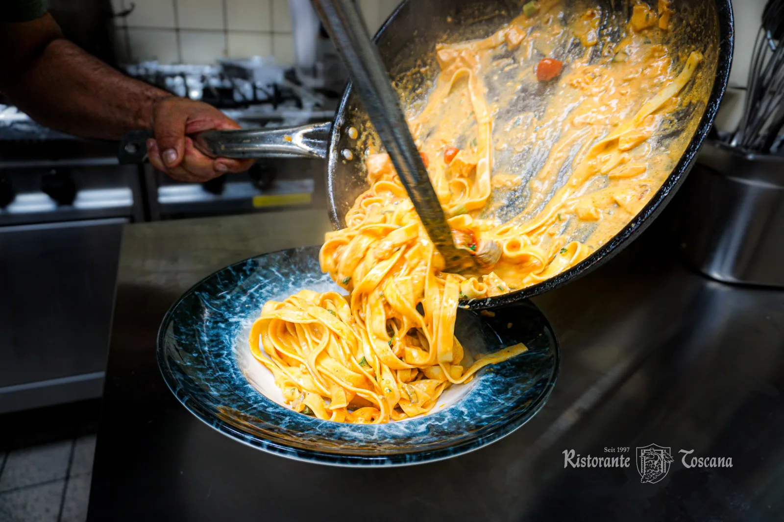 Pasta wird in der Küche des Ristorante Toscana angerichtet